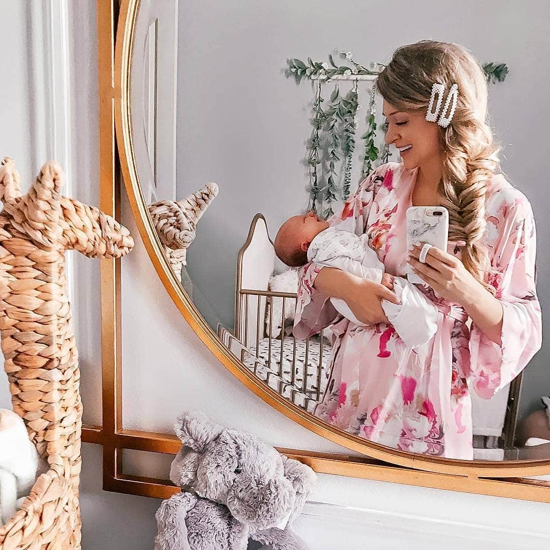 のインスタグラム：「Sunday snuggles.  Welcome to the world Bennett and congrats @apinchoflovely!  #SundayLove #ykmyway  #newarrival #boymom #newmom #YumiKim」