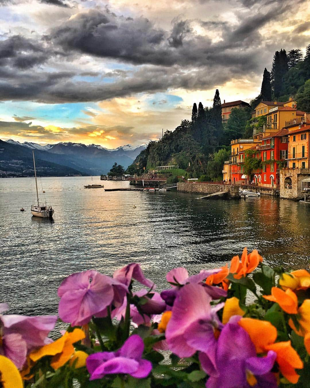 Hatice Korkmaz The Color Queenさんのインスタグラム写真 - (Hatice Korkmaz The Color QueenInstagram)「Varenna🌸 #italy #varenna #como #sunset #love #colours」4月1日 2時40分 - kardinalmelon