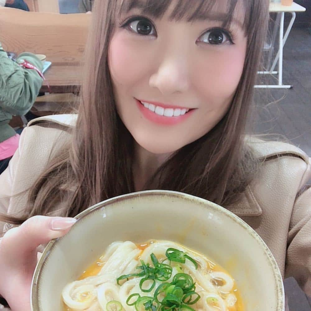 小峰みこさんのインスタグラム写真 - (小峰みこInstagram)「4杯目は、細麺で有名らしいなかむらさん‼️ かけだしの味が濃い目なので、油断すると危ない味付けに💦笑 天ぷらのスペースに包丁があるので、食べやすい大きさに切れたよ👍 最後まで飽きずに食べられました☺️✨ . #うどん #讃岐うどん #香川 #なかむら #行列のできる店 #釜玉うどん #食べスタグラム #麺スタグラム #ちくわ天 #おいしかった #おなかいっぱい #幸せ #みこっくま #mico #udon #sanuki #kagawa #japan #travel #tempura #mico麺 #麺活 #foodpic #Makan #餐 #식사」4月1日 2時41分 - mico_19911201