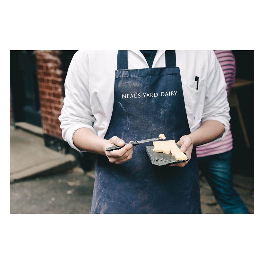 The Modern Houseさんのインスタグラム写真 - (The Modern HouseInstagram)「How to make a cheeseboard at @neals_yard_dairy We visit Neal’s Yard Dairy, the ground zero of farmhouse cheesemaking in the UK and Ireland. Link in our bio for more.  #themodernmenu #britishmade #nealsyard #cheese #cheeseboard」4月1日 2時43分 - themodernhouse