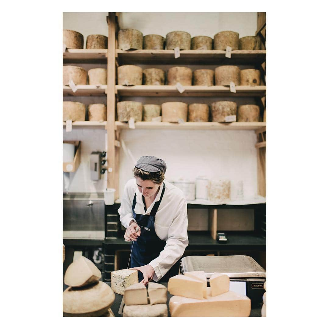 The Modern Houseさんのインスタグラム写真 - (The Modern HouseInstagram)「How to make a cheeseboard at @neals_yard_dairy We visit Neal’s Yard Dairy, the ground zero of farmhouse cheesemaking in the UK and Ireland. Link in our bio for more.  #themodernmenu #britishmade #nealsyard #cheese #cheeseboard」4月1日 2時43分 - themodernhouse