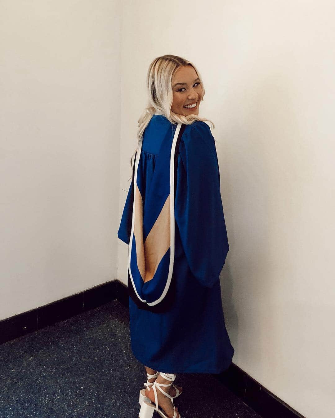 トーリ・ウェブスターのインスタグラム：「Four years ago, if you had asked me where I would be today I would have said “living in New York, performing on Broadway”... but, that dream was crushed when I didn’t get into the university of my choice, and I had to reconsider my ENTIRE path forward. 😨 Cut to: This past spring, I graduated with distinction from a business & creative program that fulfilled my passions more than I could have ever imagined! ❤️ I turned academic potential I didn’t even know I had into an achievement I continue to be so proud of. This milestone was really pivotal in my success as a young woman and gave me so much confidence to push right into the workforce. 💪🏻 Today, I wanted to share this candid story of mine in celebration of @RevlonCanada’s new PhotoReady Candid Collection! Now, you can swipe right ➡️ to see me TODAY working as a freelance creative hustling from my little dream zone! Nothing is impossible, and each milestone leads to exciting *though sometimes scary* chapters in life but I continue to try to embrace the process! #ICanSoIDid #RevlonPartner」