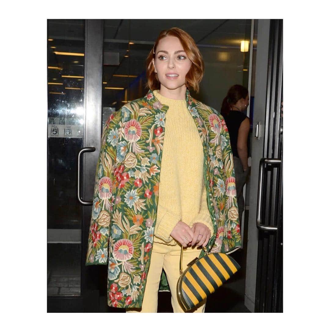 シューマッハさんのインスタグラム写真 - (シューマッハInstagram)「Beauty AnnaSophia Robb @annasophiarobb in #dorotheeschumacher 🔥🖤 #nyc #newyork #love #annasophiarobb #knitwear #denim #acolorfulmind #yellow #hellospring 📸 via @annasophiarobb.fr」4月1日 2時45分 - dorotheeschumacher