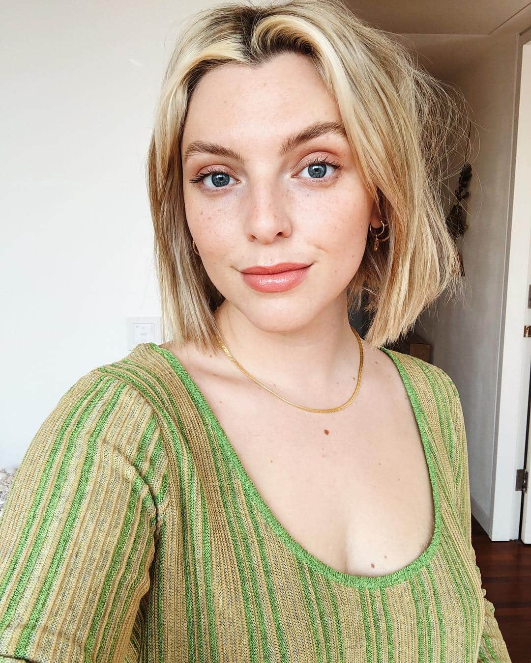 Estée Lalondeのインスタグラム：「A selfie to let you all know that a brand new beauty favourites video just went live on my channel! Click the link in my bio! 😍 #ELbeauty」