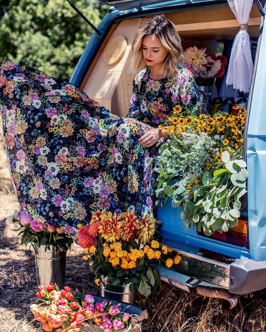 のインスタグラム：「It’s a good thing I’m not allergic to bees because I’d be dead by now 🐝 #underthefloralspell」