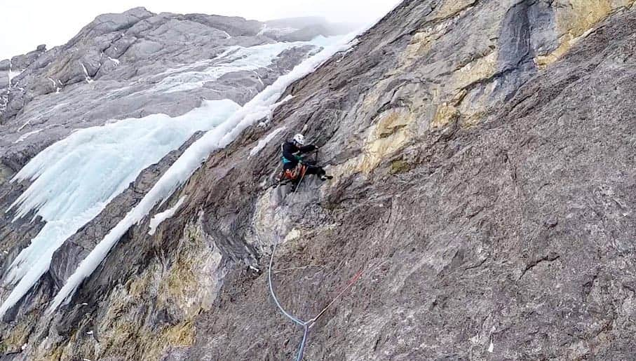 マチルド・ベセーラさんのインスタグラム写真 - (マチルド・ベセーラInstagram)「Quand tu décides sur un coup de tête de traverser la France pour tenter l’intégrale du cirque de Gavarnie... et que tout roule 🤩👌🏼Petite parenthèse hors temps (et presque hors saison) pour une des dernières folies givrées de l’année 💎 Enchaînement avec @julienirilli des 3 étages par « Banana Split » 200m IV+/4, « Mitológico » 200m V/4+, « Aloïs » 180m VI/5+ 7a. • When you decide on a whim to drive across France to try the full ascent of Gavarnie’s circus... and that everything flows perfectly 🤩👌🏼 Little break out of time (and almost out of season) for one of the last frozen adventure of the year 💎 Full ascent with @julienirilli of the 3 stages: « Banana Split » 200m IV+/4, « Mitológico » 200m V/4+, « Aloïs » 180m VI/5+ 7a. • @thenorthfaceuk | @scarpafrance | @arkose.climbing | @snap.climbing | @hondafrance | @cpa_performance」4月1日 2時58分 - mathildebecerra