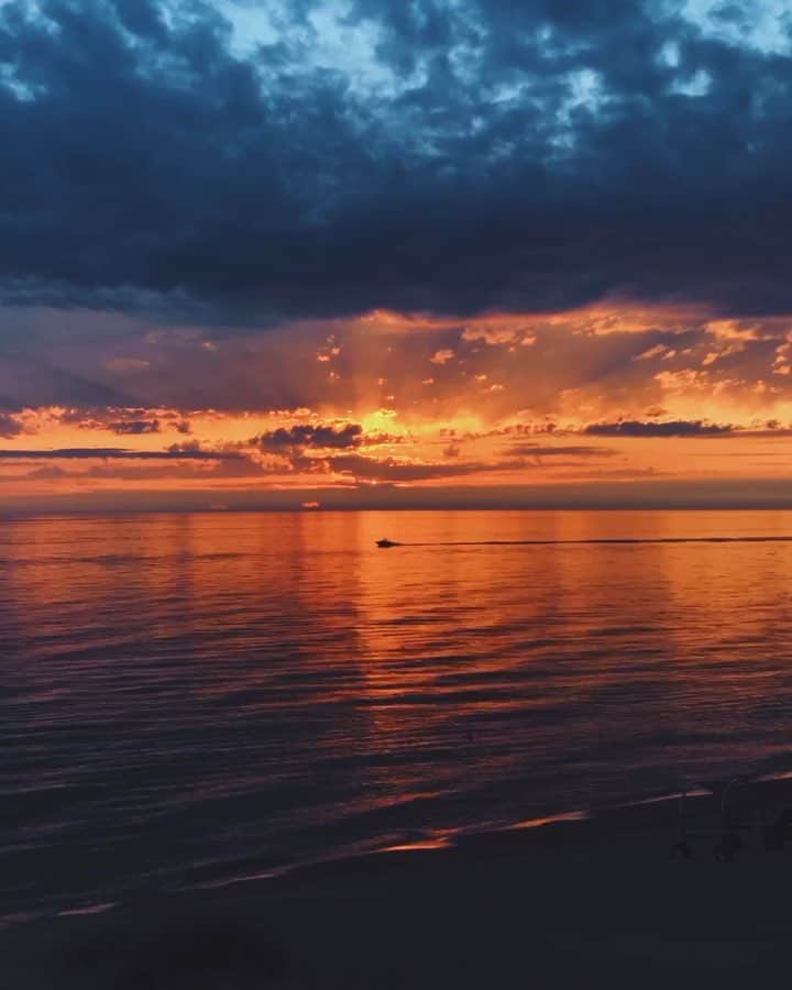 Kyle Kuiperのインスタグラム：「Perfect nights at the lake. 🌅🚤」