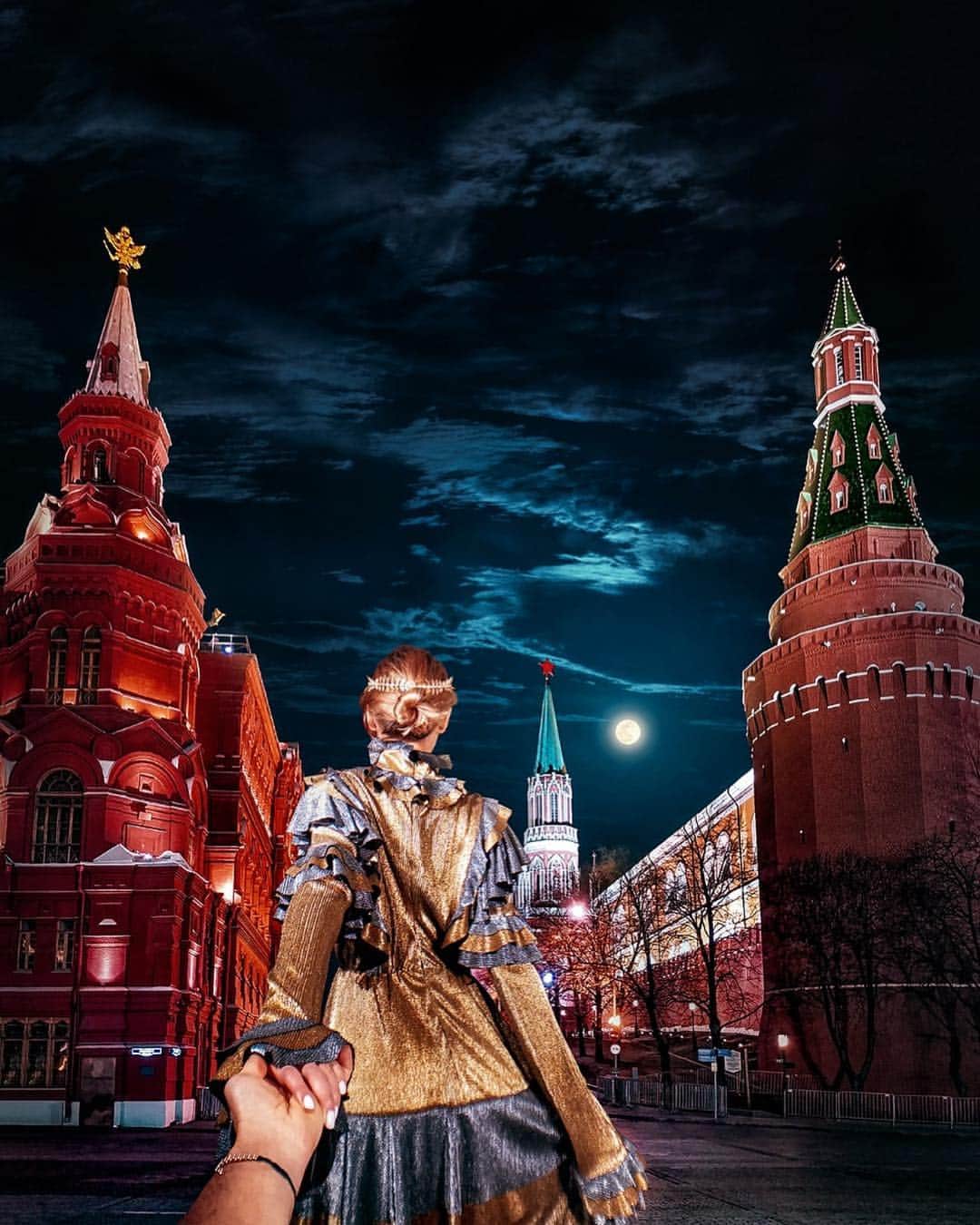Murad Osmannのインスタグラム：「#Followmeto Moscow which is our home, even though I was born in Dagestan (South of Russia)  and Nataly in Germany. Every time we try to show it differently. Tell us about your city and what do you like the most? #seetheunseen #honorview20 @honorglobal  Москва, наш дом, хоть родом я из Дагестана, а Наташа из Германии. И каждый раз хочется его показать особенным. Расскажи про свой город откуда ты и что ты любишь больше всего в нём.」