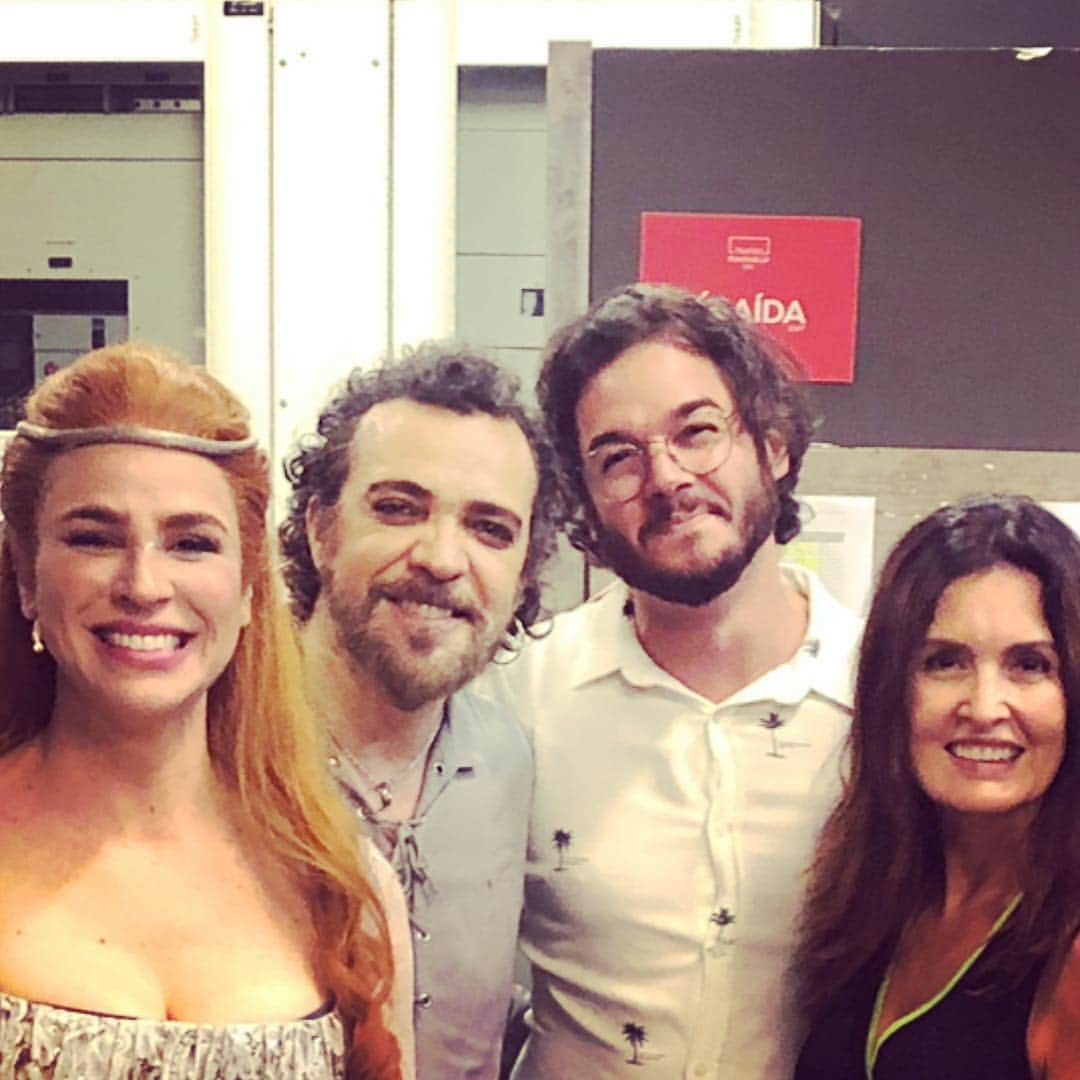 ファチマ・ベルナルデスさんのインスタグラム写真 - (ファチマ・ベルナルデスInstagram)「Uma história atual que vem dos tempos medievais. @merlinearthurmusical emociona e  faz a gente refletir sobre o valor da liberdade e do respeito. E, tudo isso, ao som das músicas de #RaulSeixas. Amamos! #cadaminutoimporta」4月1日 3時25分 - fatimabernardes