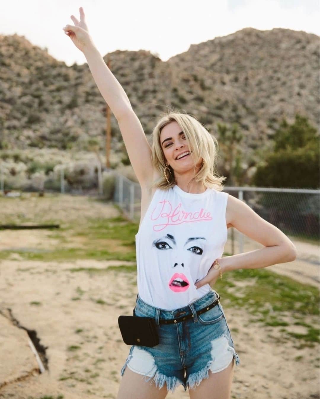 チェイサーのインスタグラム：「New arrivals on the site now! Just in time for festival season ✌🏼 via @swilboutique @mmellphoto #chaserbrand」