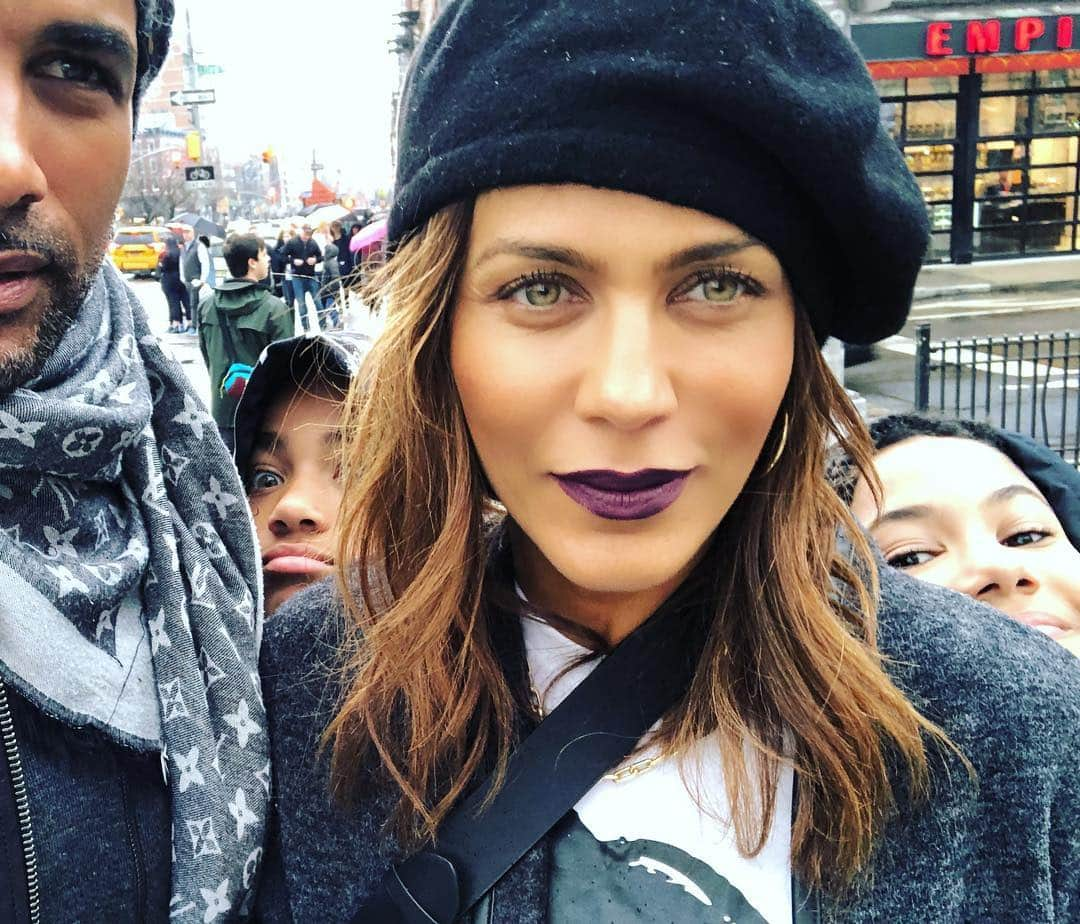 ボリス・コジョーさんのインスタグラム写真 - (ボリス・コジョーInstagram)「When you’re trying to take a sexy 🕺🏾💃🏾 mid-stride-walking-in-the-NYC-streets selfie with your wife, and the kids ain’t havin’ it.  #Photobombers 🤪😝😜 #WeBeggedForThemToLeaveUsBe #JustOnePictureLikeWhenWeWereDating #JustToFeeLikeWeStillGotIt #NoChance #NoPeace #ThisIsWhyParentsDrink」4月1日 3時52分 - boriskodjoe