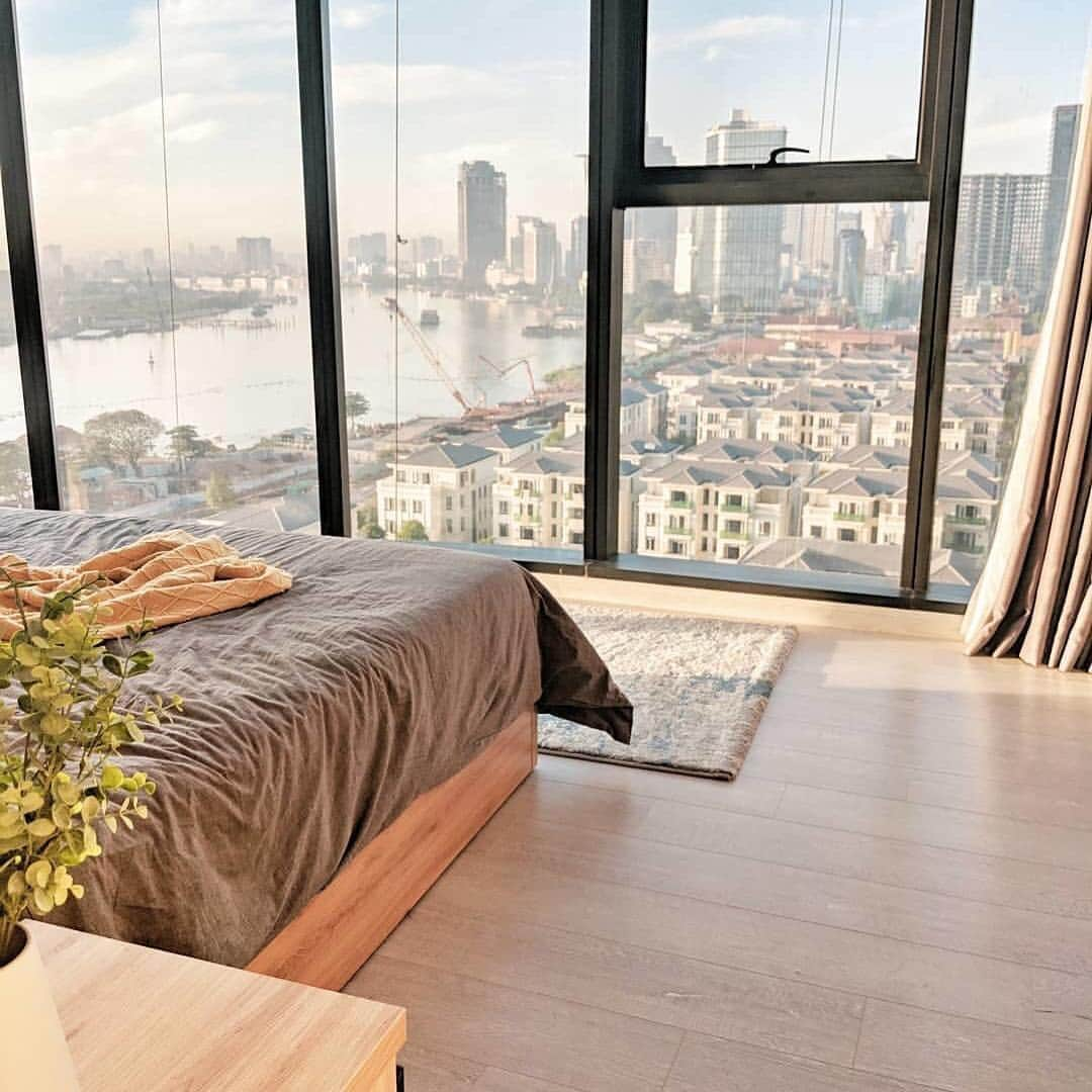 Airbnbさんのインスタグラム写真 - (AirbnbInstagram)「Superhost Shawin’s condo above the Saigon River puts the city at your feet. One idea for a first stop on your walking tour: the Cafe Apartment, a nine-story residential building transformed into a diverse collection of cafes, shops, bookstores and boutiques. If you’re in the mood for something even more eclectic, Vietnam’s biggest zoo is right in your neighborhood.  @roselan_c」4月1日 3時56分 - airbnb