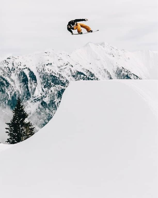 BONXのインスタグラム：「@futanarinotoshiki flying into another week like a boss.⁣ ⁣ 📸by @tomganor⁣ ⁣ ⁣ ⁣ #GoBonx #GoMakeNoise⁣ .⁣ .⁣ .⁣ .⁣ .⁣ #Bonx #technology #snowboard #snowboardingfun #snowboarding #snowboardlife #mountainworld #mountainlife #mountainwave #extreme #communication #gear #snow #snowboardingday  #outdoorsports #extremesports #grouptalk #shred #sportstech #sportstechnology #headphones #wirelessheadphones ⁣」