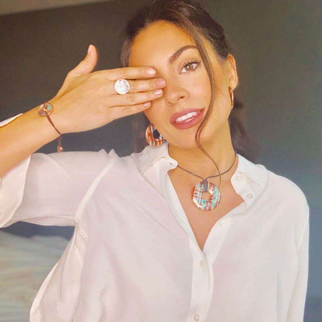 Ana Brenda Contrerasさんのインスタグラム写真 - (Ana Brenda ContrerasInstagram)「🌈 @tousmexico #TousLovers @tousjewelry」4月1日 4時01分 - anabreco