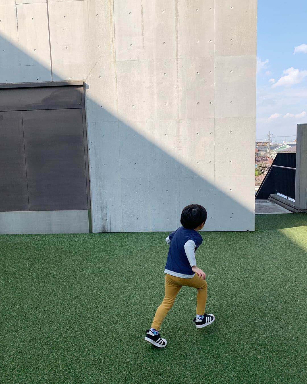 花盛友里のインスタグラム：「朝から晩までドラえもんを見ている長男のために藤子不二雄ミュージアムへ。  どこでもドアを見て、 「ニセモノじゃん！」 ってゆうてたよ。  えぇ、おっしゃる通りです、としか言えないよ。  本物やったらえらいこっちゃで！  お土産やさんで彼が選んだのは 「ドカン」 地味だねー！ でも家で自分で作ったトミカタウンに置くのにぴったりだもんね。 明日から遊び方が増えるぜえええ。  しっかし動き回るから写真なんて全く撮れないyo!  キッズスペースがあることに帰る直前に気づいたよ。 ここで次男遊ばせといたらめちゃ楽だったがな！ってなったよ。 参考までに。。」