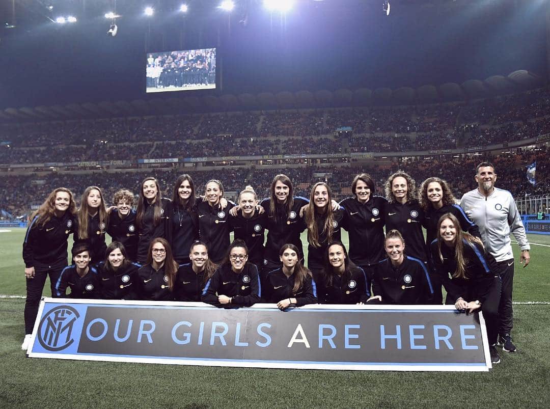インテルナツィオナーレ・ミラノさんのインスタグラム写真 - (インテルナツィオナーレ・ミラノInstagram)「OUR GIRLS ARE HERE! 👏🏼🖤💙 Congrats to #InterWomen! #InterLazio #Inter #ForzaInter #Women #WomenFootball #Football」4月1日 4時03分 - inter