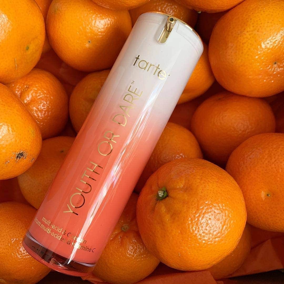 Tarte Cosmeticsさんのインスタグラム写真 - (Tarte CosmeticsInstagram)「Orange you glad we came out with our NEW youth or dare™ multi-acid & C serum? 😜🍊 This potent shot of vitamin C + glycolic acid, hyaluronic acid & apple extract brightens, exfoliates & hydrates the skin while addressing top skin concerns such as fine lines, texture, dullness with every pump! @sephora (product is not available in the EU) #crueltyfree #doubledosedareyou #tarteskin #veganskincare #repost from @glamtrashmakeup」4月1日 4時07分 - tartecosmetics