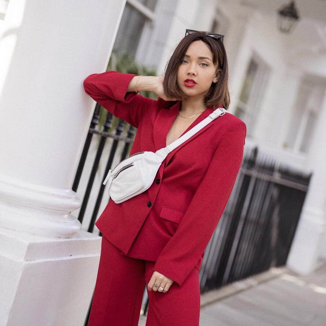 サマンサ・マリアさんのインスタグラム写真 - (サマンサ・マリアInstagram)「Ad | I'm literally drooling over this red suit from @topshop - Such a sharp and sleek way to wear bold colour. Alot of the time I see bright dresses that I just cant picture myself in but suits add that masculine touch that I love - You can shop it via the link in my bio ✨ @liketoknow.it (Bag is also Topshop) @rewardstyle #topshopstyle #Topshopgirls http://liketk.it/2AQIK #liketkit」4月1日 4時08分 - sammimaria