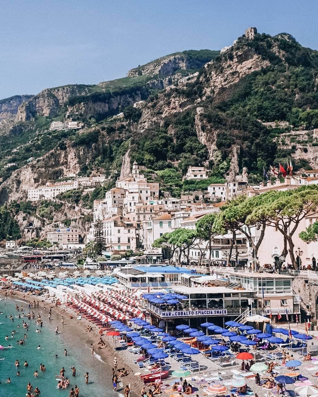 Travel + Leisureさんのインスタグラム写真 - (Travel + LeisureInstagram)「We're fast approaching the best time to explore the Amalfi Coast — find out how to travel there at our link in bio. 🇮🇹 #tlpicks courtesy of @hertraveljourney」4月1日 4時11分 - travelandleisure