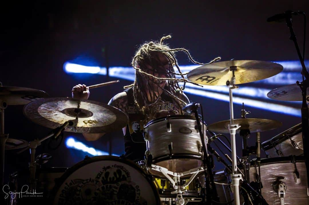 Shinedownさんのインスタグラム写真 - (ShinedownInstagram)「Cause it’s about to get heavy... It’s about to be on... 👊 New week ahead. How will you GET AFTER IT? . . 📷 @sanjayparikhphoto #shinedown #sundaymotivation #attentionattention」4月1日 4時13分 - shinedown