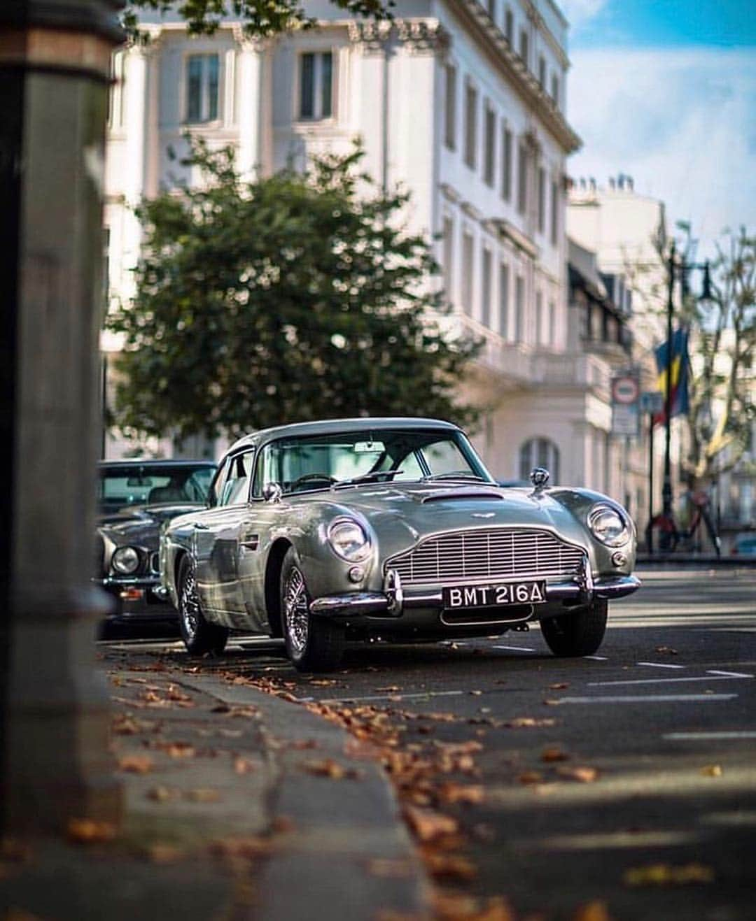 @LONDON | TAG #THISISLONDONさんのインスタグラム写真 - (@LONDON | TAG #THISISLONDONInstagram)「@masterkrishan checking in with #ASundayCarPic by @jeremycarbroker featuring a stunning #AstonMartin DB5 - incredible #JamesBond vibes! 😎😍 Who loves a classic? 👇🏼👇🏼👇🏼 // #thisislondon #london #db5 #astonmartindb5」4月1日 4時16分 - london