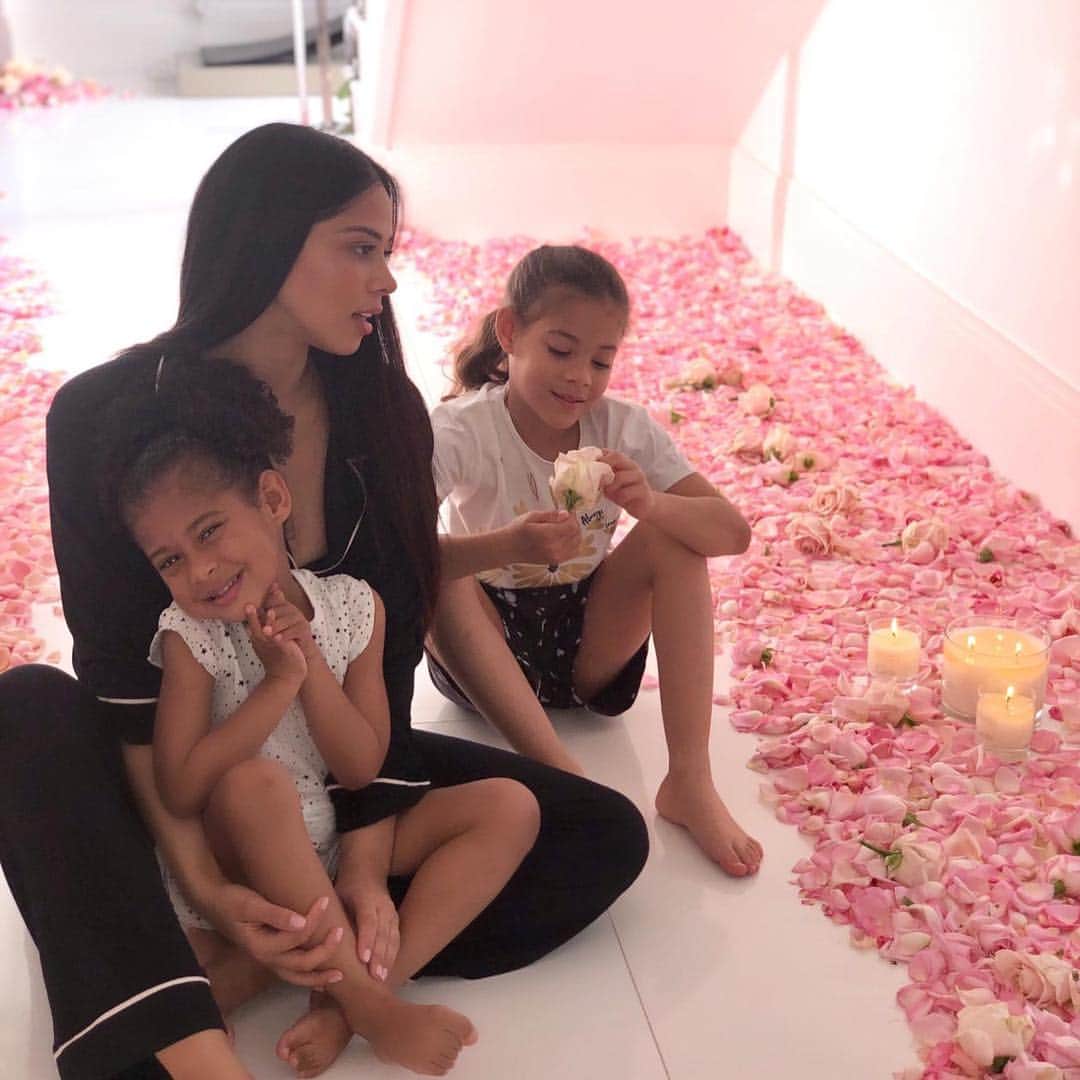 ライアン・バートランドさんのインスタグラム写真 - (ライアン・バートランドInstagram)「Thank you, and Happy Mother’s Day ❤️」4月1日 4時22分 - iamryanbertrand