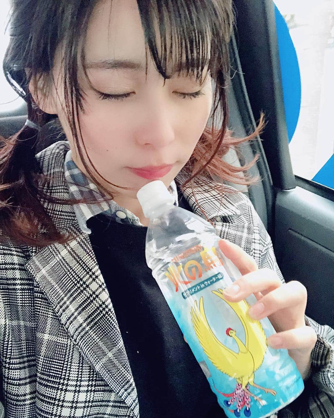 塚田綾佳さんのインスタグラム写真 - (塚田綾佳Instagram)「・ ・ あやぽんが いつも飲んでる #サプリメントinウォーター 【#MCMのめぐみ】さん♪♪ http://mcm-megumi.com/ ・ たくさんお水 送っていただきました☺️💖 いつもありがとうございます❣️ ・ 60種類のミネラルが摂れて 熱中症対策ばっちり✨ スポーツするときとか、これから暑くなるからおすすめです❣️✨✨ ・ #火の鳥 可愛いコラボ商品もあります☺️✨✨ ・ ・ #お水マスターあやぽん #おいしぃー #ビーチテニス  #SNS用レンタル彼女 #彼女とMCMのめぐみなうに使っていいよ #彼女とMCMのめぐみなう #model #グラビア #インスタグラビア #インスタアイドル #ファインダー越しの私の世界 #オシャレグラビア  #裸眼  #無加工 #無加工グラム #ナチュラル #shooting #셀카 #미소녀 #일본인 #아이돌 #非常好 #摄影 #塚田綾佳 #아야카」4月1日 4時28分 - tsukada_ayaka