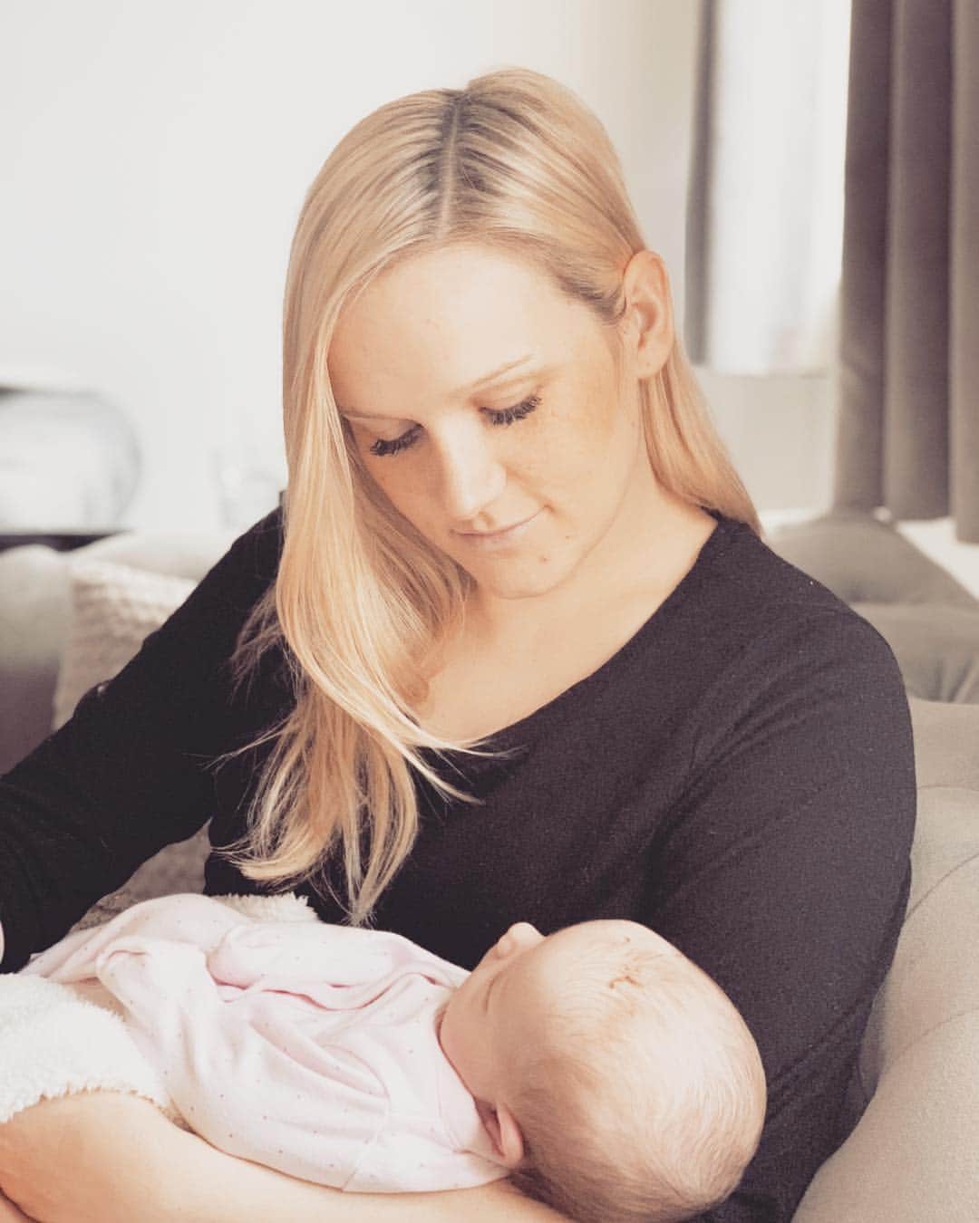 のインスタグラム：「Happy 1st Mother’s Day to my amazing, incredible wife @leah.whitlock x」