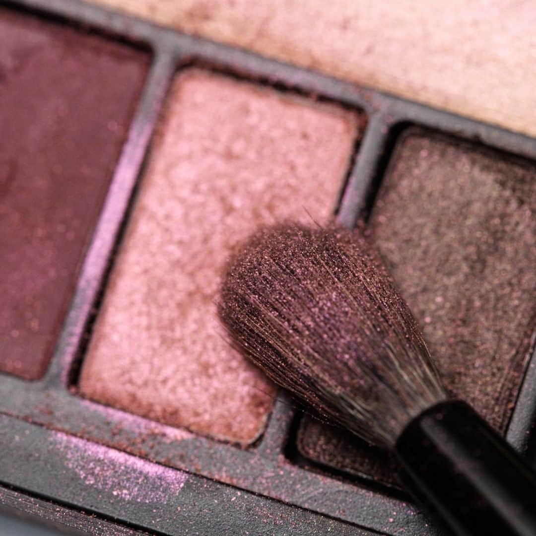 Smashboxのインスタグラム：「Up close and personal. Have you tried our Cover Shot Crystalized Eye Palette? Tag us in your crystal-inspired looks. #GetCrystalized #CrueltyFree 💫」