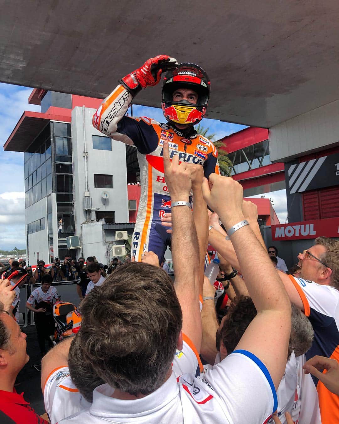 レプソル・ホンダさんのインスタグラム写真 - (レプソル・ホンダInstagram)「Victory 🏆🇦🇷 ⠀⠀⠀⠀⠀⠀⠀⠀⠀ #ArgentinaGP #25RepsolHonda #Repsol #MotoGP #Honda #Racing #RepsolHonda #HRC #RC213V #MM93 #MarcMarquez #MM93🐜 #ThePowerOfDreams #Motorcycle #Argentina #Race #Win」4月1日 4時31分 - hrc_motogp