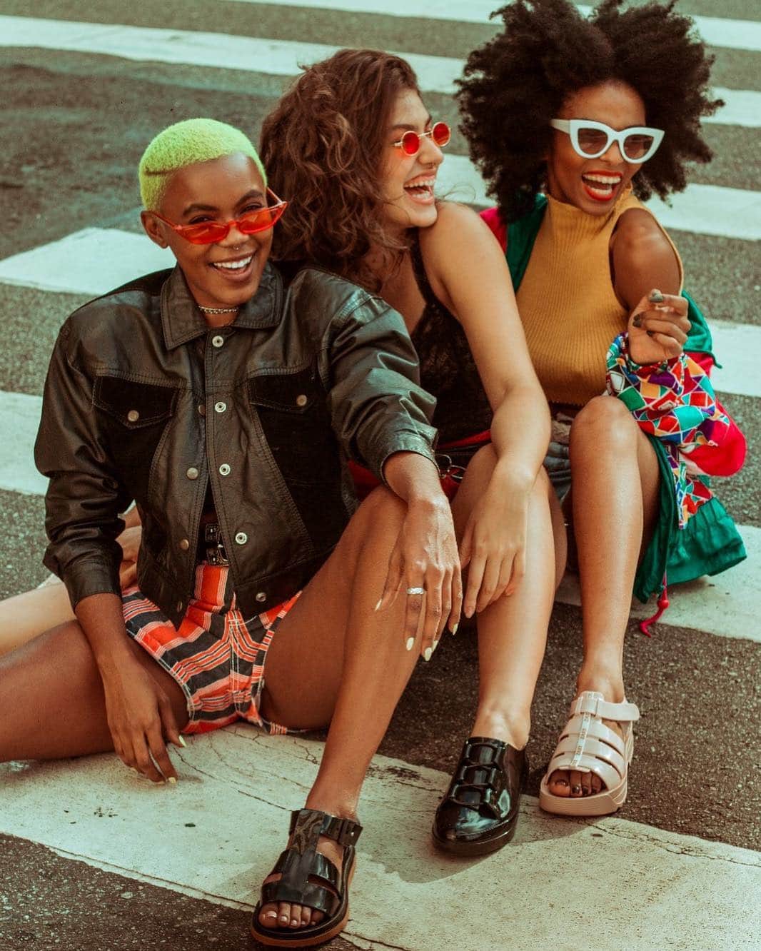 のインスタグラム：「Essas 3 maravilhosas tão passando na sua timeline pra avisar que a gente tem pastinha nova no @pinterestbr cheia de inspirações de look pra vc curtir seu próximo festival. Corre no link da bio pra ver mais fotos com @y4sestevam @gigigrigio e @pretaraujo ! #LooksParaFestival #LooksPossiveis」