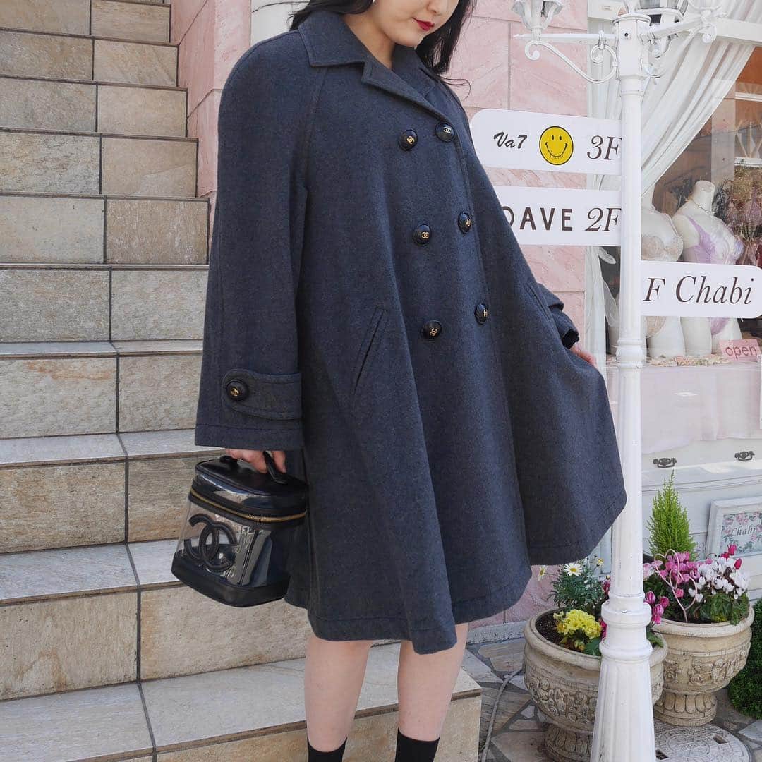 Vintage Brand Boutique AMOREさんのインスタグラム写真 - (Vintage Brand Boutique AMOREInstagram)「Vintage Chanel cashmere flared coat. No size description. ▶︎Free Shipping Worldwide✈️ ≫≫≫ DM for more information 📩 info@amorevintagetokyo.com #AMOREvintage #AMORETOKYO #tokyo #Omotesando #Aoyama #harajuku #vintage #vintageshop #ヴィンテージ #ヴィンテージショップ #アモーレ #アモーレトーキョー #表参道 #青山 #原宿#東京 #chanel #chanelvintage #vintagechanel #ヴィンテージ #シャネル #ヴィンテージシャネル #amorewardrobe #アモーレワードローブ」4月1日 15時20分 - amore_tokyo