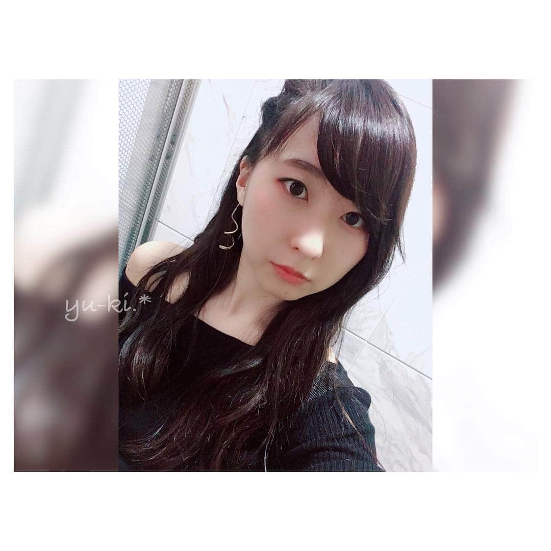 のインスタグラム：「. 4月だああぁ〜〜〜！🌸 . . 先日、講師をしているダンス教室の 発表会がありました☺︎ . Instructorナンバーもあるので 今年のわたしのスタイルはこんなん☺︎ サイド編み込み風🙌🏻 当日初合わせだったけど 素敵な構成で踊れてたのしかったなー！🤤💕 . 気がつけば携わるようになって3回目でしたが 断トツで素敵な発表会になりました😊 どのクラスの作品も素晴らしかったし 生徒たちの成長も明らかで わたしも刺激をもらえた〜〜＊＊ . . ひと段落と思いきや、 今月もっと仕事量の多い教室の発表会が控えてるので 引き続きテンパりながらがんばるせんせい。🙋🏼🌸 けど制作の仕事ってすき♡ . #dancer #Instructor #dance #hairarrange #blackcode #ダンサー #インストラクター #ダンス #キッズダンス #ヘアアレンジ #黒コーデ #講師兼ダンサー兼ADさんのような仕事振り #それが発表会 #マルチプレイヤー 笑」