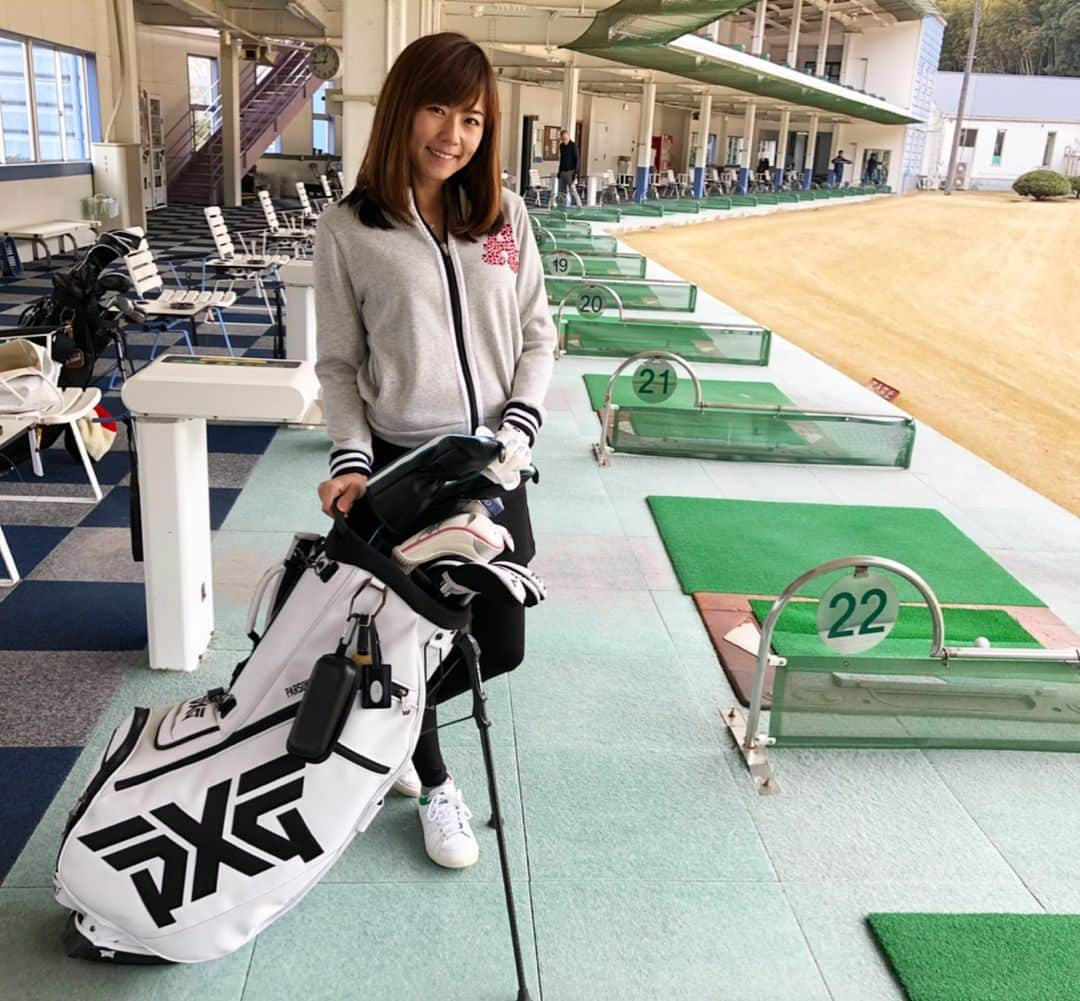 岩崎静羅さんのインスタグラム写真 - (岩崎静羅Instagram)「☺︎ @golf_condor にて ドリームゴルフガーデンの紹介をさせていただきました^ ^ バンカーがほんまに打てなくなりすぎて ひどいというかひどすぎなので無料練習場があるところは とても助かります！！ 雨でこの日は断念したので また近々リベンジしにいきたいです^ ^ * #コンドルゴルフ #ドリームゴルフガーデン #ゴルフ #コンドル #ゴルフ練習場 #打ちっぱなし #ゴルフ女子  #golf #golfer #golfisfun #golfclub  #高尔夫 #골프 #골프웨어 #JAPAN」4月1日 15時24分 - seeeeiiiiraaaa