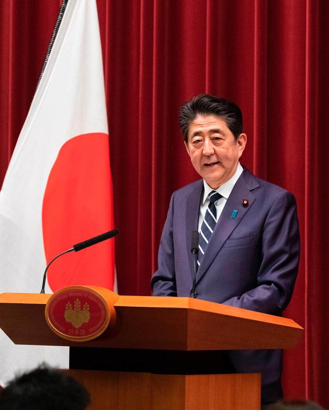 自民党さんのインスタグラム写真 - (自民党Instagram)「新元号が「令和(れいわ)」に決まりました。 安倍総理は新元号について「人々が美しく心を寄せ合う中で文化が生まれ育つという意味が込められている」と説明しました。  #新元号 #令和 #新元号発表 #自民党 #安倍晋三」4月1日 15時24分 - jimin.jp