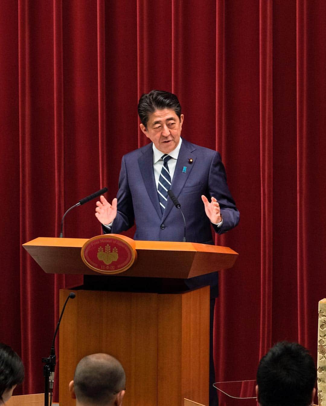 自民党さんのインスタグラム写真 - (自民党Instagram)「新元号が「令和(れいわ)」に決まりました。 安倍総理は新元号について「人々が美しく心を寄せ合う中で文化が生まれ育つという意味が込められている」と説明しました。  #新元号 #令和 #新元号発表 #自民党 #安倍晋三」4月1日 15時24分 - jimin.jp