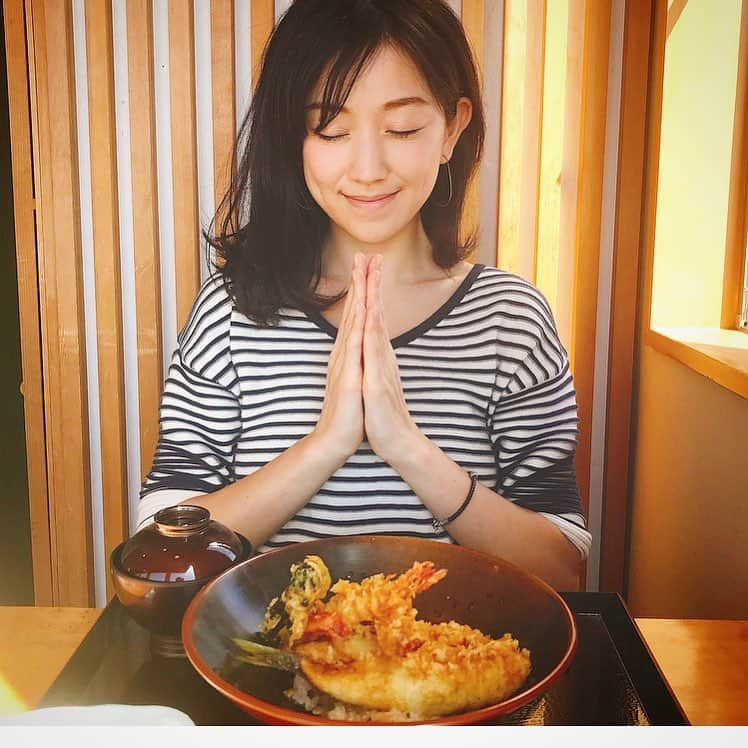 近藤しづかさんのインスタグラム写真 - (近藤しづかInstagram)「いただきます🙏 ITADAKIMASU . . あなたの命を私の命に変えさせて 「いただきます」 . . 新元号が発表されましたね！ 私も1130頃、ワクワクそわそわしていました。 新しい節目ですね . 日本は 百二十五代にわたって皇位が継承されてきました。 次は百二十六代目、浩宮さまが即位されます。 私たち国民のことをいつも考え、祈り続けてくださっています . 私は日本が好き 小さい頃、海外に長く住み 日本のことをもっと知りたいと言う気持ちが強くなった気がします . . これからも日本人として 誇り高く生きていきたい そう、さらに実感した日でした🙏✨ . "Itadakimasu" means "Thank you for the food turning to my life".At the same time, we thank farmers who produced and families who provided the food.And we are also thankful for all NATURE which created the food we eat.  So, saying "Itadakimasu" before we eat means that we appreciate everything which engaged in the food we can eat. . #いただきます #ごちそうさま  #新元号 #祝 #元号 #日本 #日本人 #感謝 #祈り #願い #希望 #平和 #新しい #時代 #天皇陛下 #歴史  #itadakimasu #gochisousama  #Japan #japanese #new #era . Japan reveals name of new imperial era 🇯🇵Japan has announced that the name of its new imperial era, set to begin on 1 May, will be "Reiwa" - signifying order and harmony.」4月1日 15時26分 - shizuka_kondo