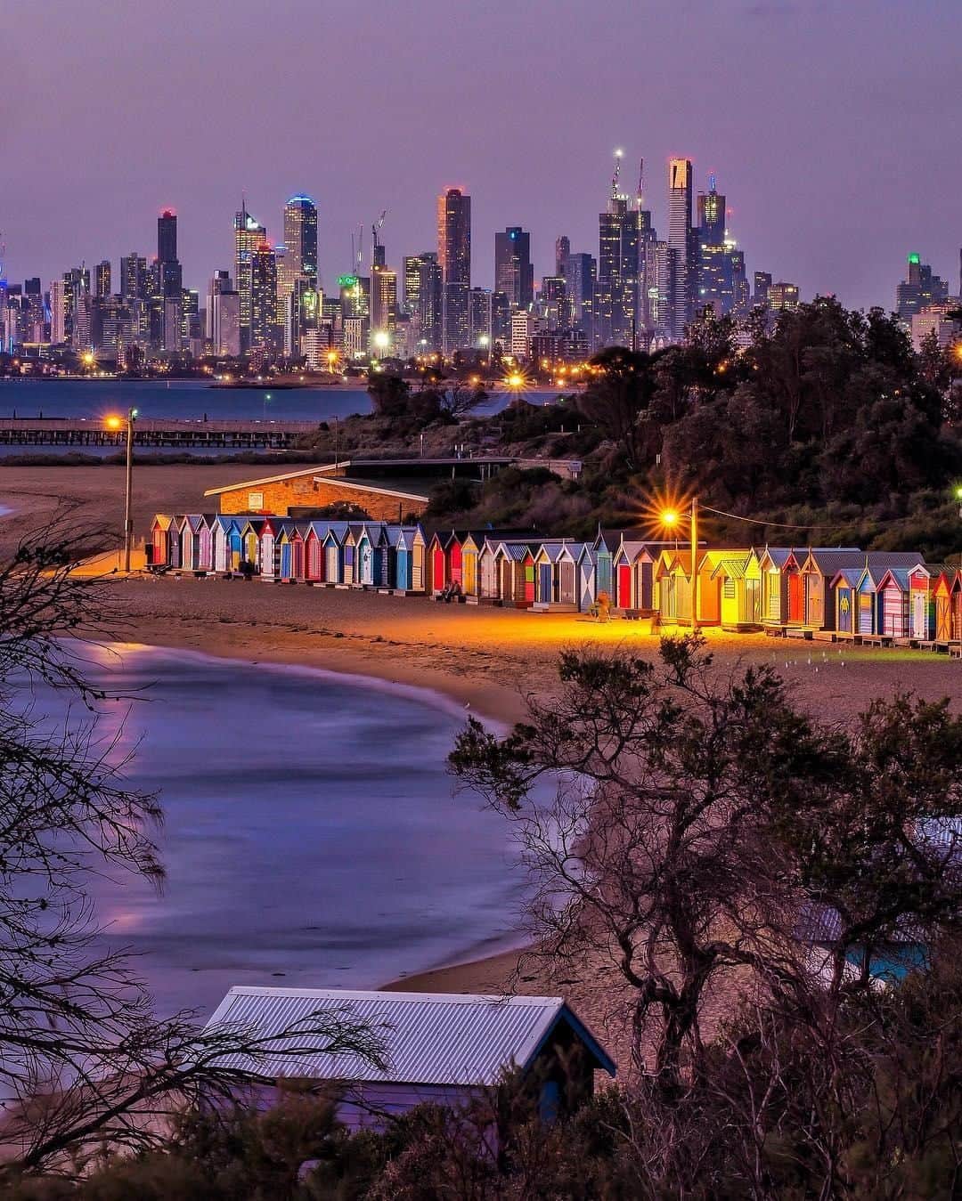 Australiaさんのインスタグラム写真 - (AustraliaInstagram)「When the city meets the beach 🏙️🏖️ @lukesphotographymelbs loves this particular vantage point of @visitmelbourne, where you can see the city skyline behind the #BrightonBathingBoxes, making for a unique sight that can’t be found in many places. A 30-minute drive from the #Melbourne CBD, #BrightonBeach is lined with 82 colourful bathing boxes that are already incredibly photogenic on their own, but the backdrop of the city really takes them to a whole new level. It’s the perfect spot for a full-blown Instagram photo shoot, especially during sunrise and sunset. 😉  #seeaustralia #visitvictoria #visitmelbourne #landscapephotography #travel」4月1日 14時00分 - australia