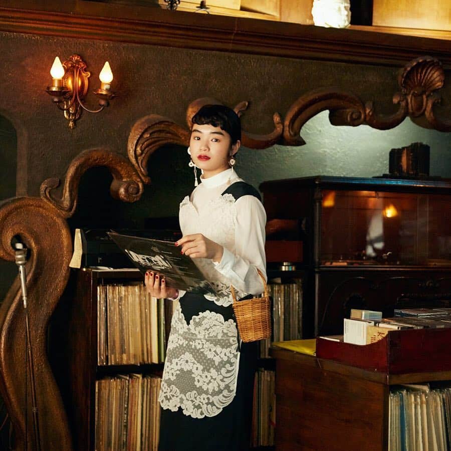 キナリノさんのインスタグラム写真 - (キナリノInstagram)「. 【キナリノマガジン】 -no.87- 乙女の東京 . …………………………………………… アプリ限定コンテンツ 「読む」のではなく「見る」連載【キナリノマガジン】 ■家事やお仕事の休憩中に ■おうちでコーヒーを楽しみながら 雑誌を見るように素敵情報をぜひご覧ください。 →ダウンロードはプロフィールリンクから …………………………………………… . 2007年に発刊された書籍『乙女の東京』。たてものからお菓子まで、東京中の“かわいい”を紹介した一冊は、華やかな都会で憧れの暮らしを夢見る乙女たちの「バイブル」となりました。 著者である、甲斐みのりさんご本人のガイドによる、〈東京のかわいい場所〉と〈ファッション〉のコラボレーションをお楽しみください。 . photo:Ryoko Amano styling:@endorika hair&make:@komaki10 model:@yui_okamoto_ . special thanks:@minori_loule . #東京 #ファッション #乙女の東京 #甲斐みのり さん #本 #マッターホーン #fashion #tokyo #instagood #book #丁寧な暮らし #暮らし #キナリノ」4月1日 14時00分 - kinarino_official