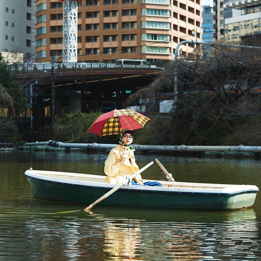 キナリノさんのインスタグラム写真 - (キナリノInstagram)「. 【キナリノマガジン】 -no.87- 乙女の東京 . …………………………………………… アプリ限定コンテンツ 「読む」のではなく「見る」連載【キナリノマガジン】 ■家事やお仕事の休憩中に ■おうちでコーヒーを楽しみながら 雑誌を見るように素敵情報をぜひご覧ください。 →ダウンロードはプロフィールリンクから …………………………………………… . 2007年に発刊された書籍『乙女の東京』。たてものからお菓子まで、東京中の“かわいい”を紹介した一冊は、華やかな都会で憧れの暮らしを夢見る乙女たちの「バイブル」となりました。 著者である、甲斐みのりさんご本人のガイドによる、〈東京のかわいい場所〉と〈ファッション〉のコラボレーションをお楽しみください。 . photo:Ryoko Amano styling:@endorika hair&make:@komaki10 model:@yui_okamoto_ . special thanks:@minori_loule . #東京 #ファッション #乙女の東京 #甲斐みのり さん #本 #マッターホーン #fashion #tokyo #instagood #book #丁寧な暮らし #暮らし #キナリノ」4月1日 14時00分 - kinarino_official