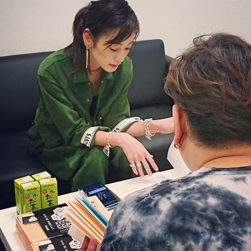 西山茉希さんのインスタグラム写真 - (西山茉希Instagram)「答え合わせの答えが無いから きっとずっと問い続ける。  #数学より国語が好きだった #方程式の先は∞がいい #コトバアソビ  書き出して 残して 見つめる。  #そして友にいじられる 『西山さんのインスタグラムあるある』 そんな人生を愉快に生きております。 いや、愉快にしてもらっております。」4月1日 13時53分 - maki.nshiyama50