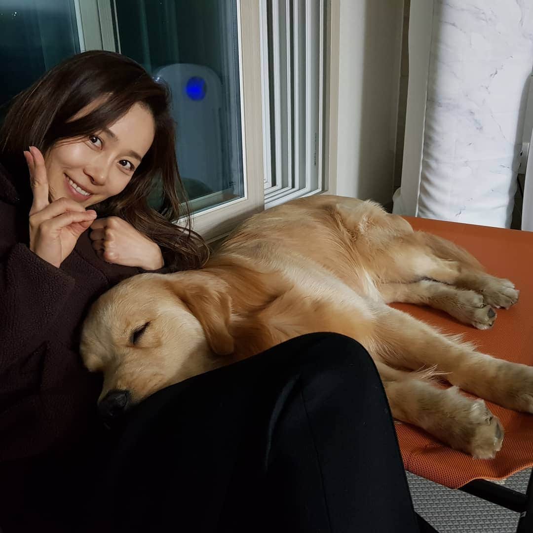 ムン・ジョンヒさんのインスタグラム写真 - (ムン・ジョンヒInstagram)「#마누manu #새침대 #적응완료 #여름대비 #실은아직겨울 #더위타는아이 #시원하냐 마누 여름용침대 완성 #조립은아빠」4月1日 13時56分 - jeonghee_moon
