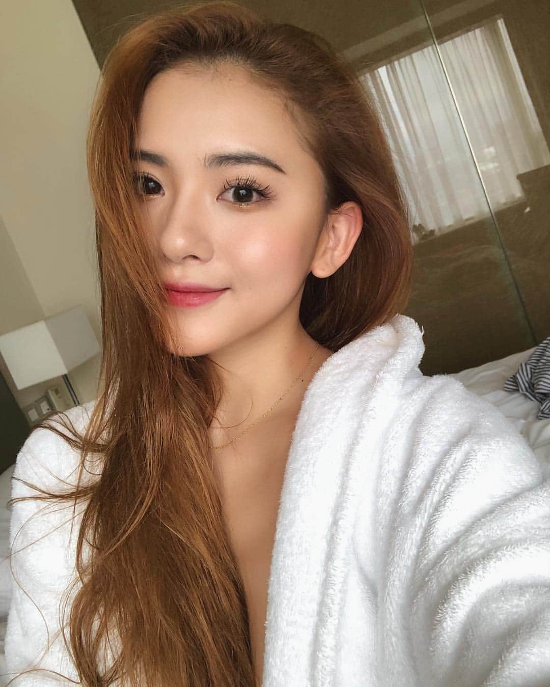 のインスタグラム：「おはよ🧖‍♀️ はろー🌈 今日は朝から大阪にきて撮影中でっす✌️☺️ #shooting #selfie #japanesegirl #me #gm #oosaka」