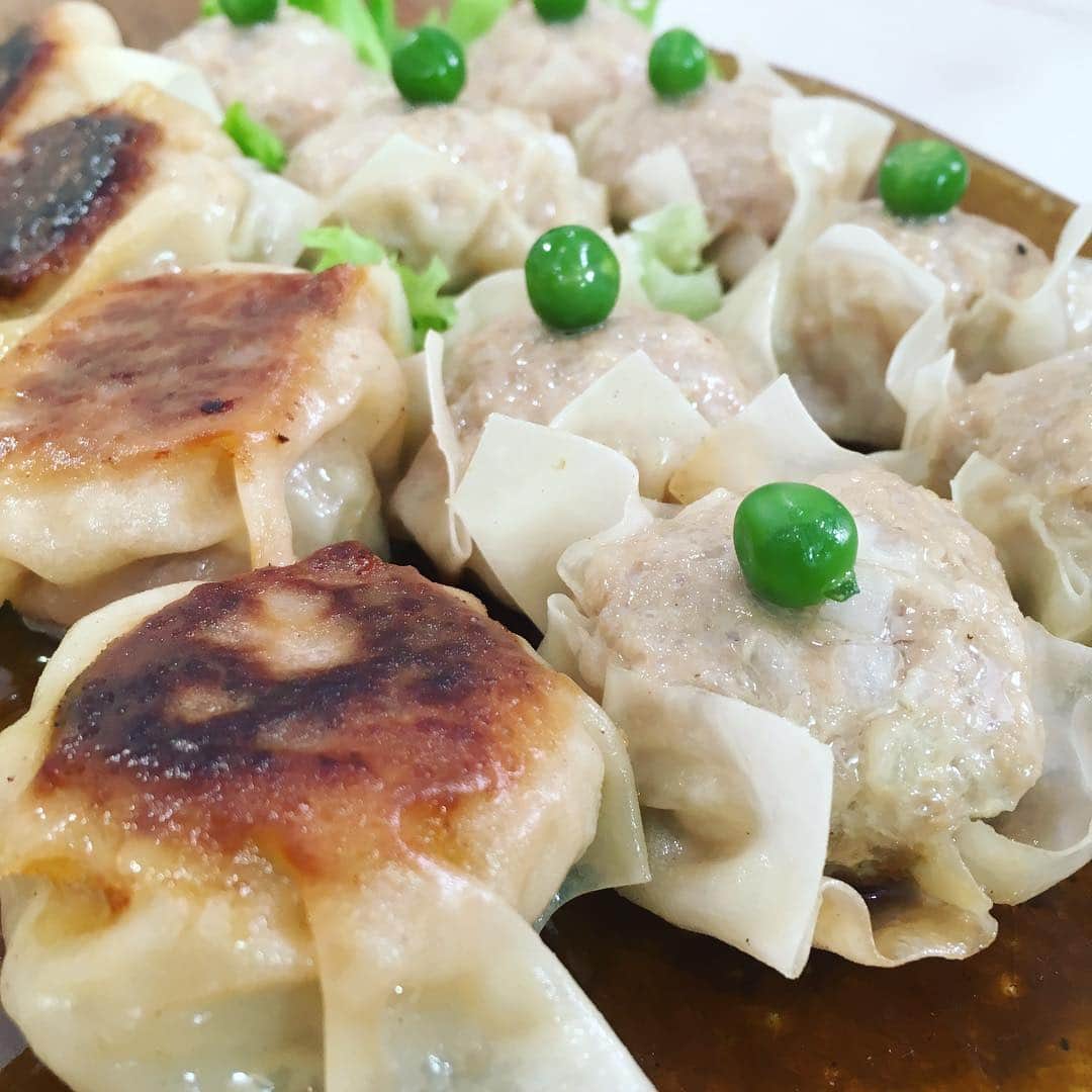 三好ジェームスのインスタグラム：「パリッと美味しい焼売！  ふっくらしっとりだけじゃない新感覚の焼売をコウさんが作ってくれました！  目から鱗の技がいっぱい！  家庭で焼売を作るのってけっこうハードル高いイメージでしたが、このレシピならとっても簡単！  4/13（土）17時からのたべごころで紹介します！  #たべごころ#コウケンテツ#rkb#焼売#シューマイ#しゅうまい#ジューシーでうまーい」