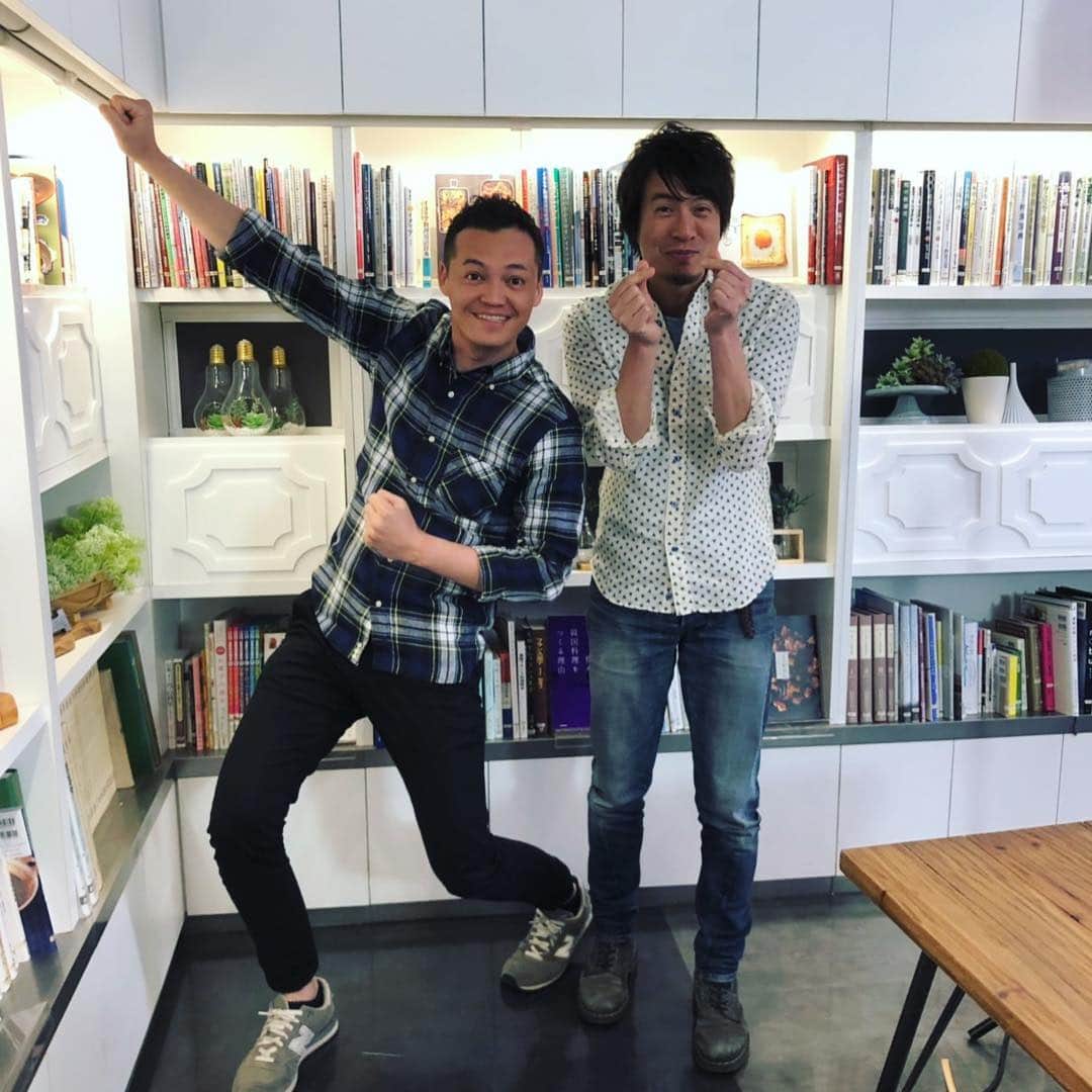 三好ジェームスさんのインスタグラム写真 - (三好ジェームスInstagram)「パリッと美味しい焼売！  ふっくらしっとりだけじゃない新感覚の焼売をコウさんが作ってくれました！  目から鱗の技がいっぱい！  家庭で焼売を作るのってけっこうハードル高いイメージでしたが、このレシピならとっても簡単！  4/13（土）17時からのたべごころで紹介します！  #たべごころ#コウケンテツ#rkb#焼売#シューマイ#しゅうまい#ジューシーでうまーい」4月1日 14時14分 - james.arita2946