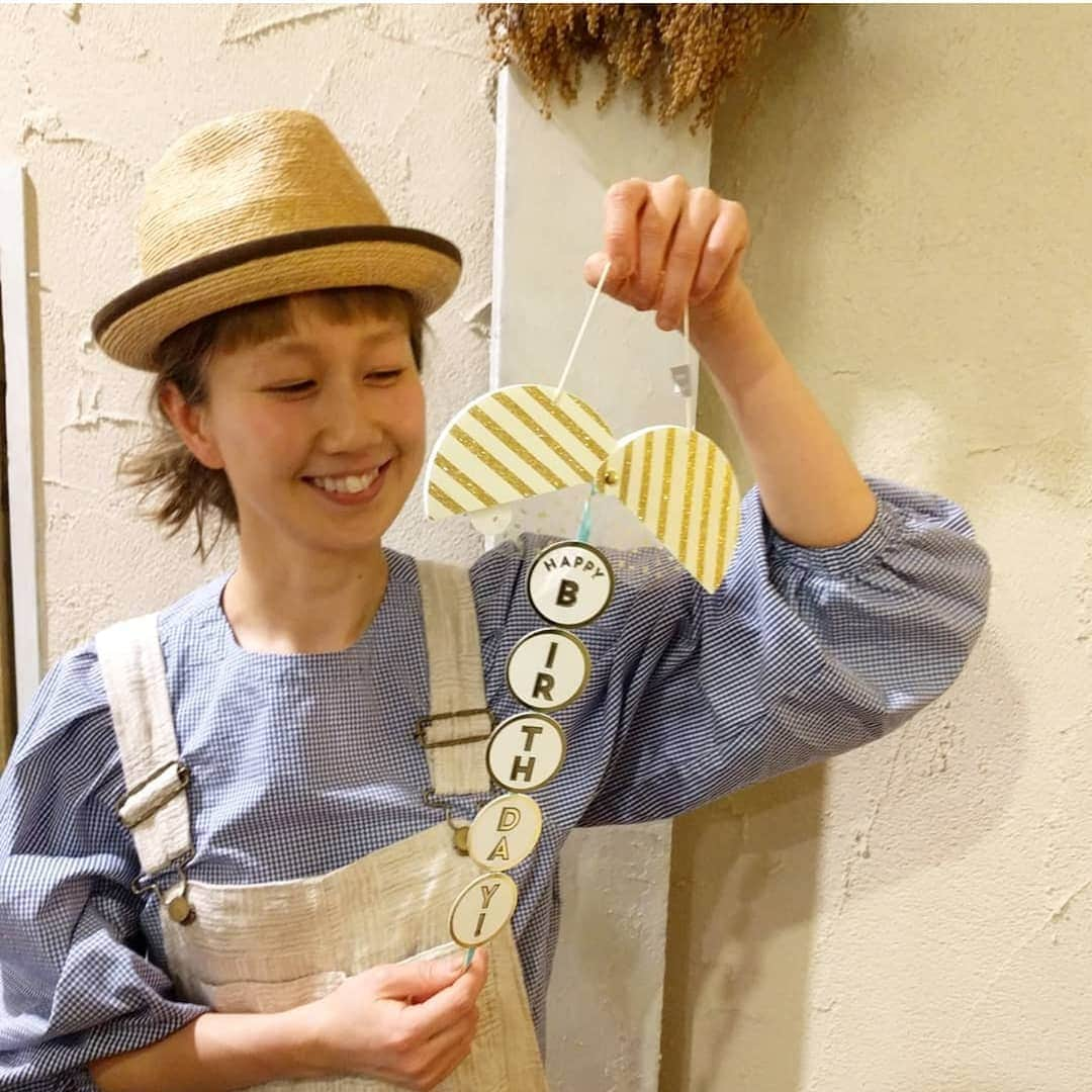 emiemieminkoさんのインスタグラム写真 - (emiemieminkoInstagram)「4月いっぴ。  昨日のお誕生日にスタッフからくす玉の紐引いてと言われ、引いたらメッセージ出てきた〜＼(^o^)／ 嬉しい〜＼(^o^)／ 皆の温かいメッセージににやり。  プレゼントは末ちゃんがオススメしてくれたコスメキッチンで買ってくれたドロパック♫  キレイキレイしよ〜＼(^o^)／ 皆ありがとう〜＼(^o^)／ そして、30日、31日と @maison_de_beige × eminko closet にご来場頂いたお客様、本当にありがとうございました。 いつも美容師なので、自分たちがデザインして作って頂いたお洋服を楽しみながら試着して下さっているお姿を拝見したら、すごく嬉しい気持ちになりました😊  ヘアだけではなく、今回お洋服づくりというこの貴重な経験をさせて頂いたフランドル様と更にこのプロジェクトに携わって下さった、たくさんの皆様本当にありがとうございました。  4月26日までは @m_d_beige  のプロフィールからMakuakeにてご購入できますので、覗いてみてくださいー♫  #birthday #0331 #maisondebeige#麦わら帽子#帽子コーデ #つなぎ#サロペット#fashion」4月1日 14時19分 - emiemieminko