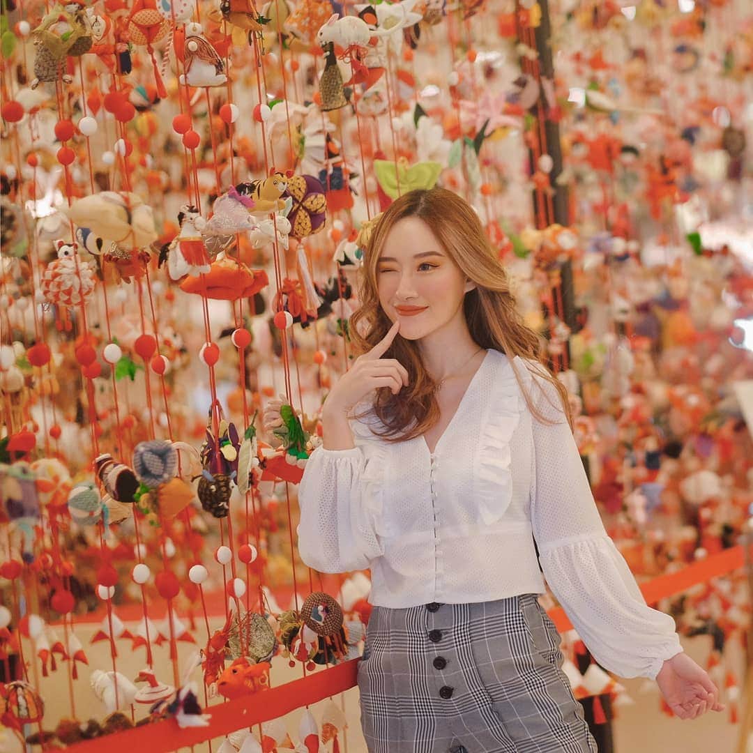 エリッサ・ヤマダさんのインスタグラム写真 - (エリッサ・ヤマダInstagram)「Awed by these 6,800 hanging doll ornaments which were meticulously hand stitched from old silk kimono garments to celebrate #Hinamatsuri or Girl's Doll Festival! Each handicraft has their own symbolic meaning, for example, Turtle expresses the wish that children enjoy a long life, and Pillow symbolizes children who sleep well grow up healthily. 🌸  P.S. There were two dolls that reminded me of @jessbebes —swipe left! 😍 . (Wearing @sukithelabel top via @loveandflair —been my go-to white top lately! ♥️) . #ellejessinjapan #ellejessintokyo」4月1日 14時25分 - elleyamada
