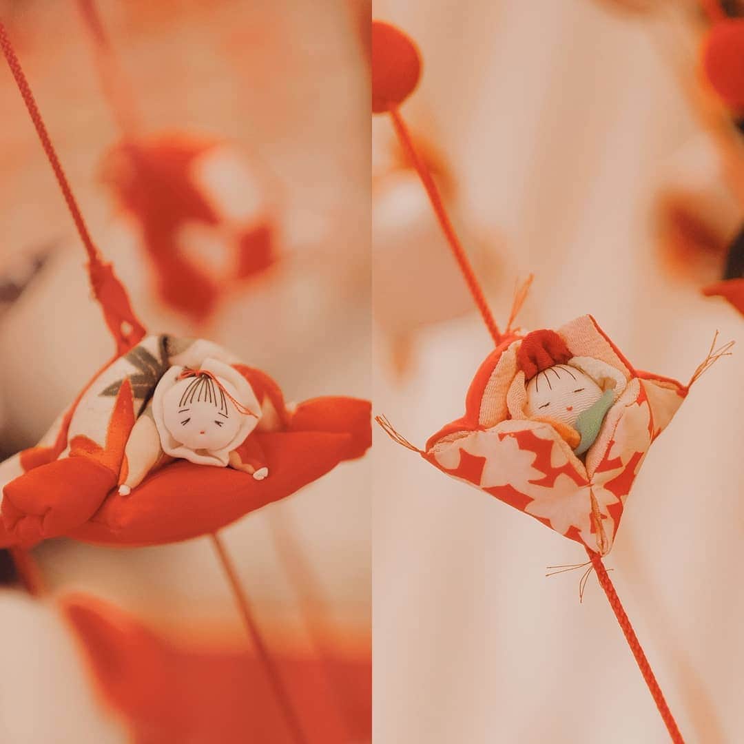 エリッサ・ヤマダさんのインスタグラム写真 - (エリッサ・ヤマダInstagram)「Awed by these 6,800 hanging doll ornaments which were meticulously hand stitched from old silk kimono garments to celebrate #Hinamatsuri or Girl's Doll Festival! Each handicraft has their own symbolic meaning, for example, Turtle expresses the wish that children enjoy a long life, and Pillow symbolizes children who sleep well grow up healthily. 🌸  P.S. There were two dolls that reminded me of @jessbebes —swipe left! 😍 . (Wearing @sukithelabel top via @loveandflair —been my go-to white top lately! ♥️) . #ellejessinjapan #ellejessintokyo」4月1日 14時25分 - elleyamada