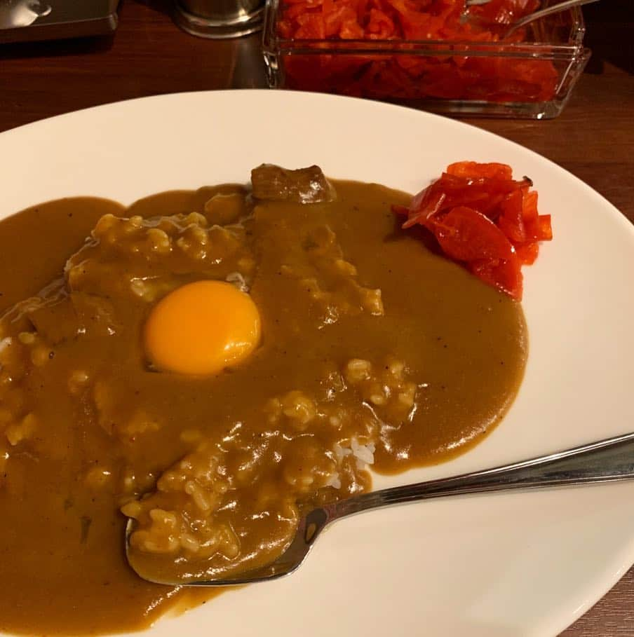 AYUMIさんのインスタグラム写真 - (AYUMIInstagram)「撮影かえりに赤坂ではじめて食べた 〝大阪マドラスカレー〝は、甘いのに辛い！ 懐かしい感じなのに、新しい感じ！ 大阪ではなじみのカレー屋さん〝カレーや マドラス〝の のれん分けしたお店で今日からOPENしたカレー屋さん 開店おめでとうございます㊗️ . . #大阪マドラスカレー #マドラスカレー #甘いのに辛い」4月1日 14時35分 - ayumiayunco