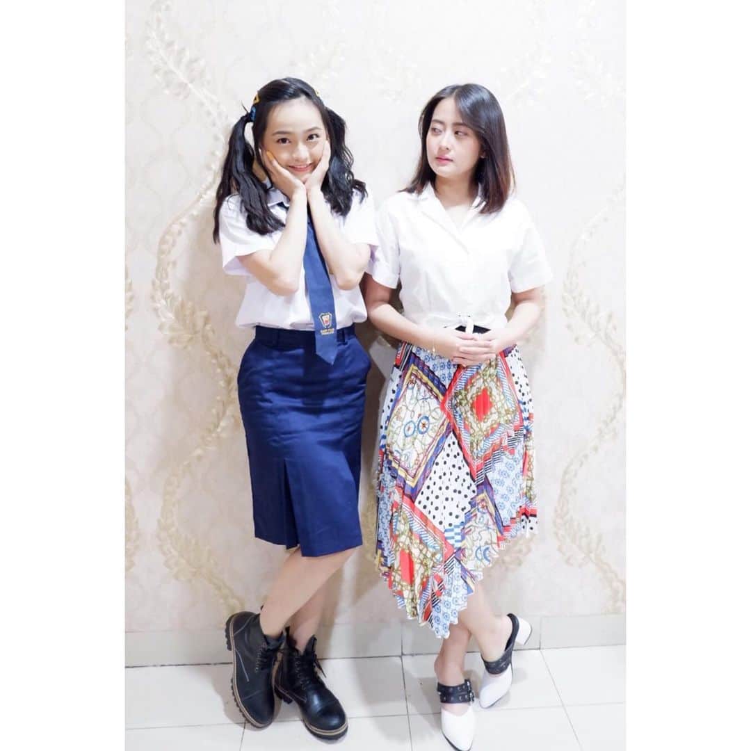ロナ・アングラエニさんのインスタグラム写真 - (ロナ・アングラエニInstagram)「Student & teacher 🤪🤣 #jkt48hightensionhandshakefestival」4月1日 14時35分 - jkt48rona